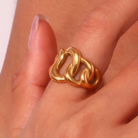 SOY CAPRICHOSA Anillo dorado con diseño de cadena trenzada.